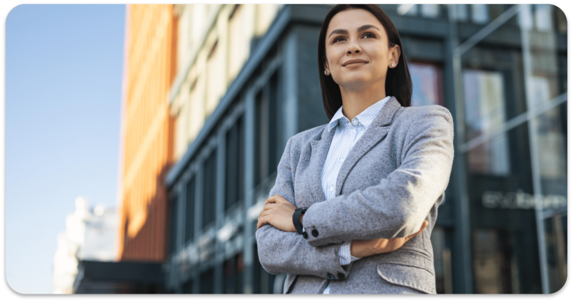 low-angle-businesswoman-posing-with-arms-crossed-outdoors